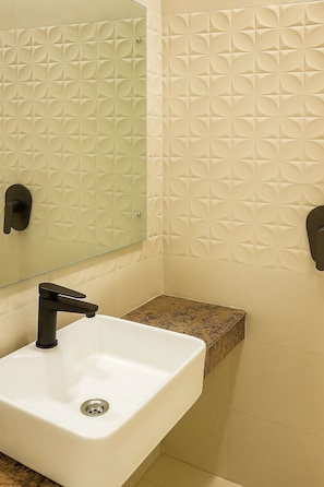 Regadera, amenidades de baño gratuitas, toallas, shampoo