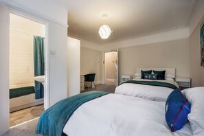 6 bedrooms, iron/ironing board, internet, bed sheets