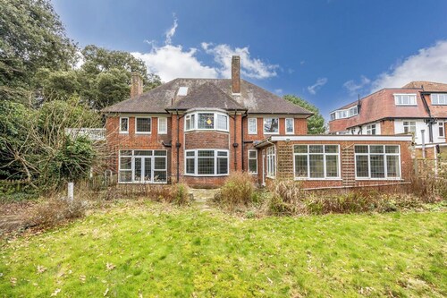 Lovely spacious house, 300m from the beach, with ample parking