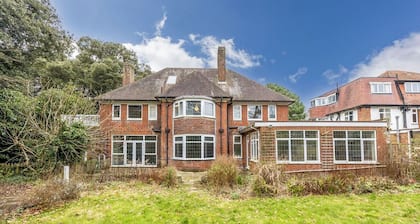 Lovely spacious house, 300m from the beach, with ample parking