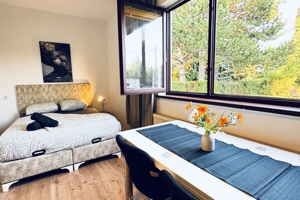 8 bedrooms, bed sheets