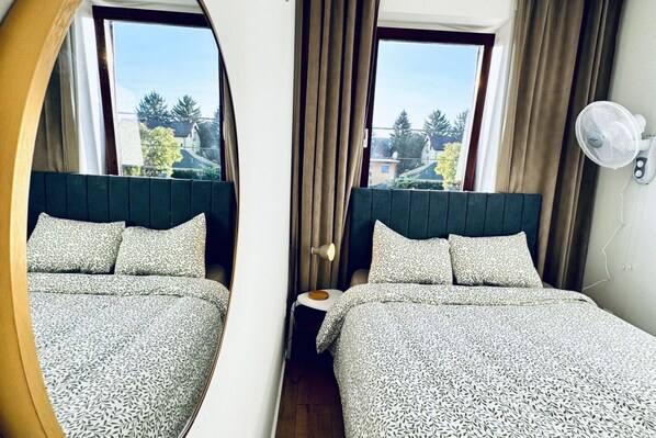 8 bedrooms, bed sheets