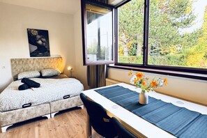 8 bedrooms, bed sheets