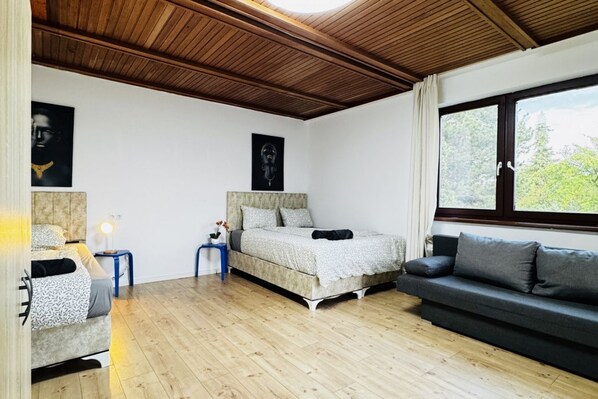 8 bedrooms, bed sheets