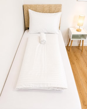 7 bedrooms, bed sheets