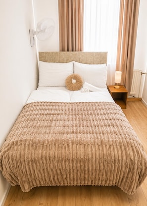 7 bedrooms, bed sheets