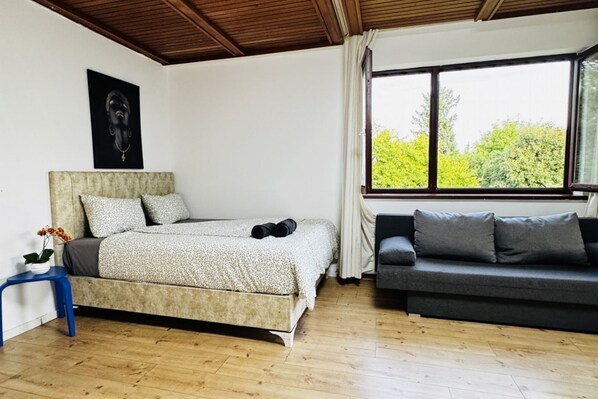 8 bedrooms, bed sheets