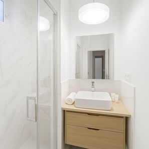 Deluxe-Apartment, Blick auf den Innenhof | Badezimmer