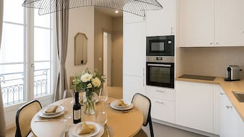 Apartamento luxo, vista para o pátio | Sala de jantar