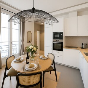 Deluxe Apartment, Courtyard View | Dining room