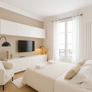 Appartement Deluxe, vue cour intérieure | Coin séjour | TV connectée de 80 cm avec chaînes numériques