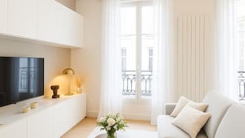 Apartamento luxo, vista para o pátio | Área de estar | Smart TV 80 cm com canais digitais