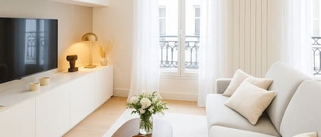 Lägenhet Deluxe - utsikt mot innergården | Vardagsrum | 80-centimeters smart-tv med digitalkanaler