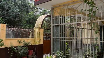 Quarto casal para família de uso individual, sacada, vista para o jardim | Wi-Fi de cortesia