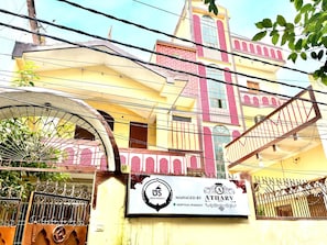 Façana frontal de l'allotjament