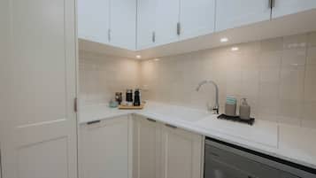 Micro-ondes, four, plaque de cuisson, lave-vaisselle