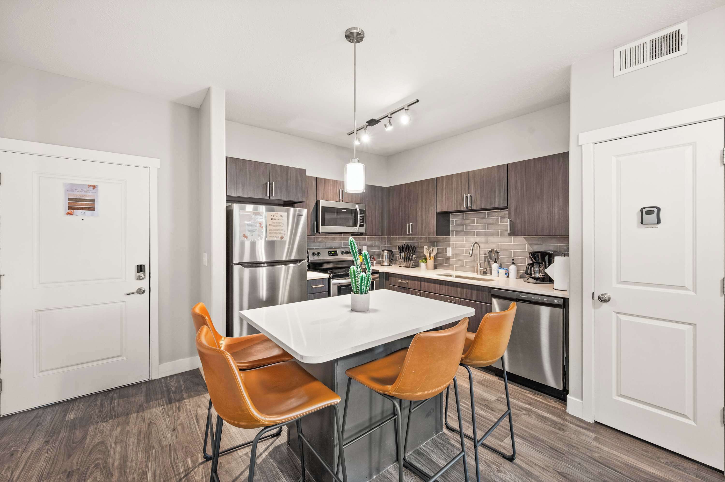 Geladeira, micro-ondas, fogão, cooktop