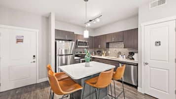 Geladeira, micro-ondas, fogão, cooktop