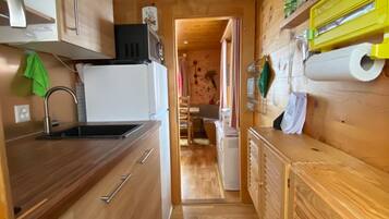 Køleskab, mikrobølgeovn, kogeplade, opvaskemaskine