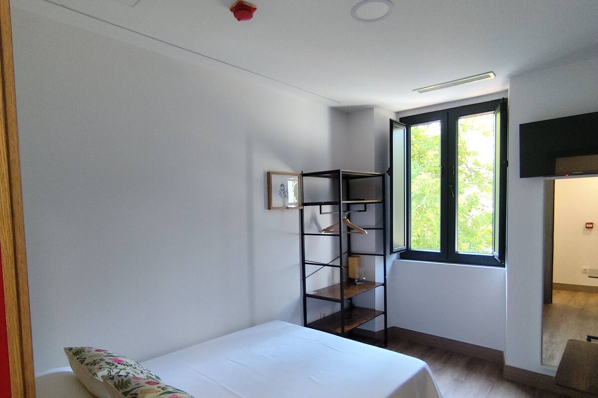 Habitación con 1 cama matrimonial o 2 individuales | Escritorio, espacio para trabajar con laptop y wifi gratis