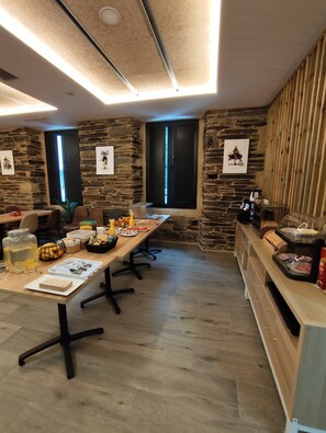Daily buffet breakfast for a fee - Hotel Casa dos Gardas (Samos)