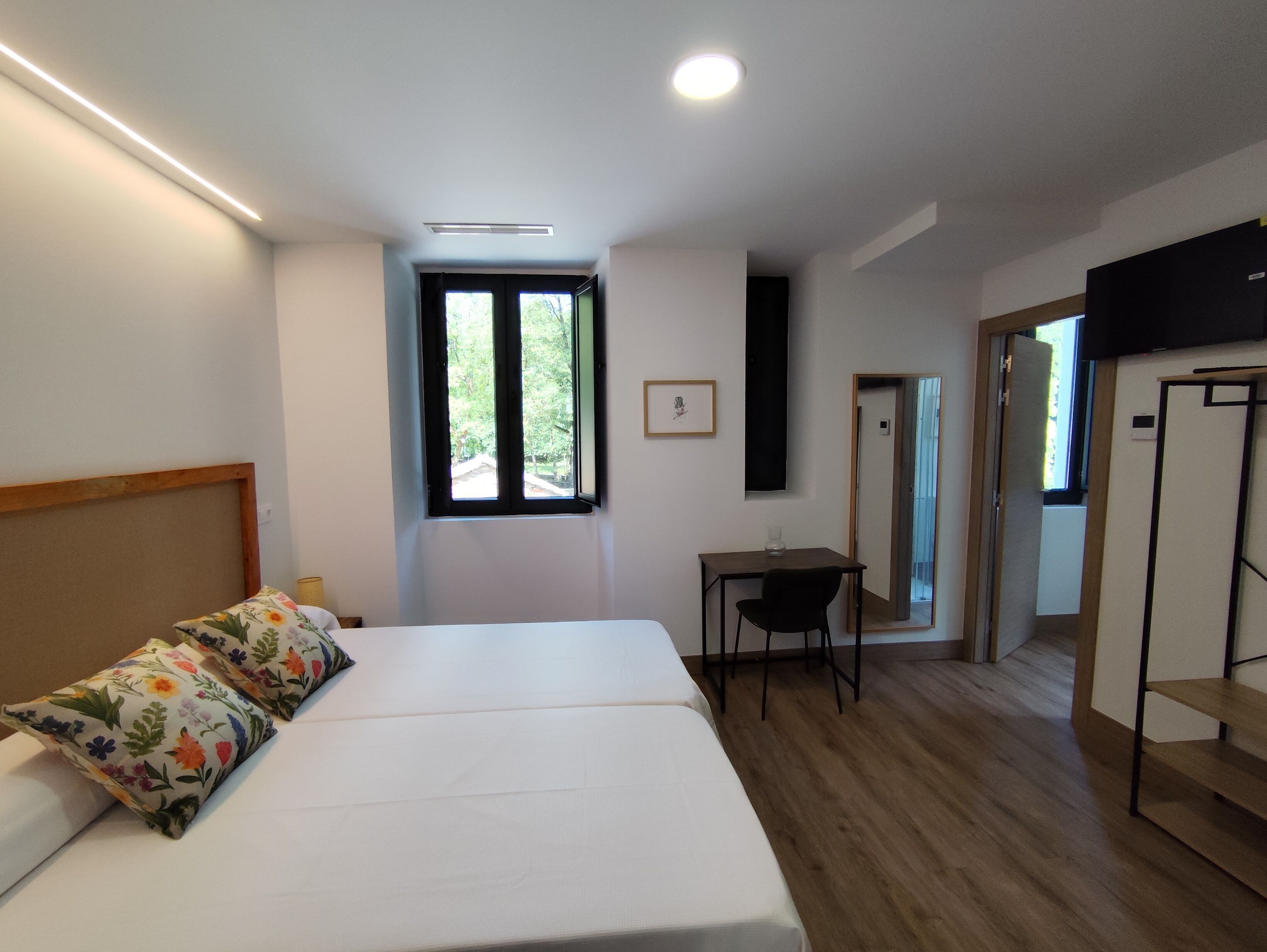 Habitación estándar con 2 camas individuales, vista a la montaña | Escritorio, espacio para trabajar con laptop y wifi gratis 