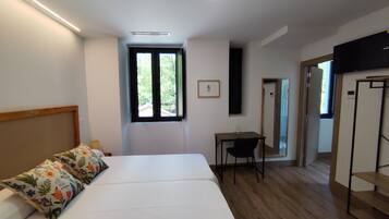 Standard Twin Room, Mountain View | Desk, laptop workspace, free WiFi