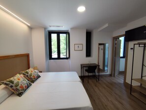 Desk, laptop workspace, free WiFi - Hotel Casa dos Gardas (Samos)