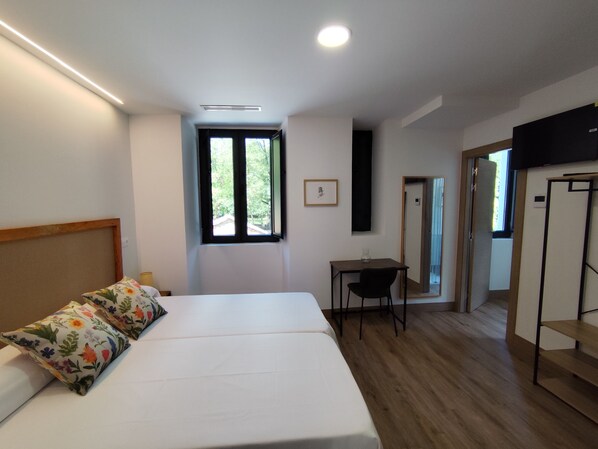 Habitación estándar con 2 camas individuales, vista a la montaña | Escritorio, espacio para trabajar con laptop y wifi gratis 