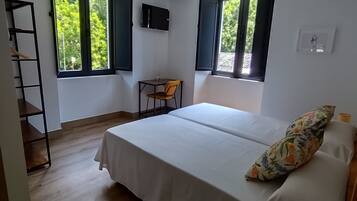 Habitación estándar con 2 camas individuales, vistas a la montaña | Escritorio, espacio para trabajar con un portátil, wifi gratis