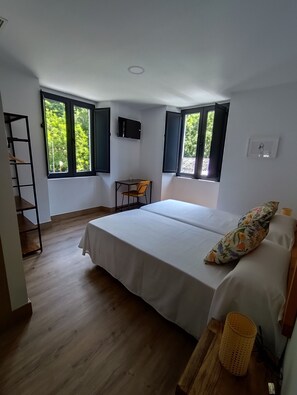 Standard Twin Room, Mountain View | Desk, laptop workspace, free WiFi - Hotel Casa dos Gardas (Samos)
