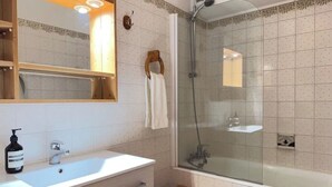 Shower, hair dryer, towels, soap - Edelweiss 9 (Les Allues)