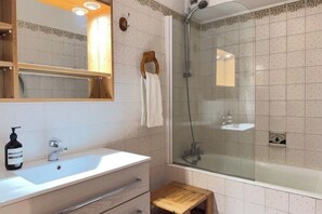 Shower, hair dryer, towels, soap - Edelweiss 9 (Les Allues)