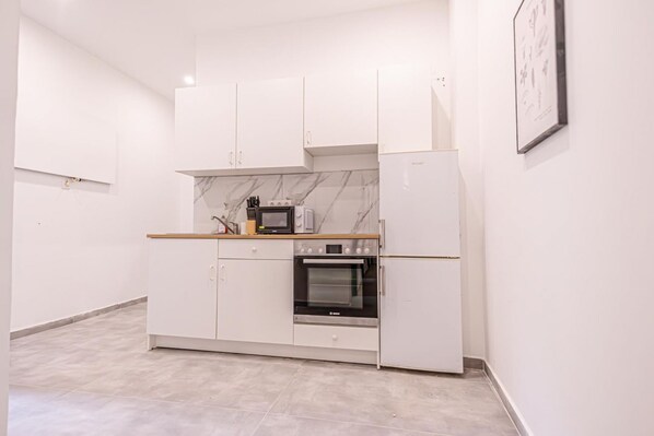 Fridge, microwave, oven, stovetop