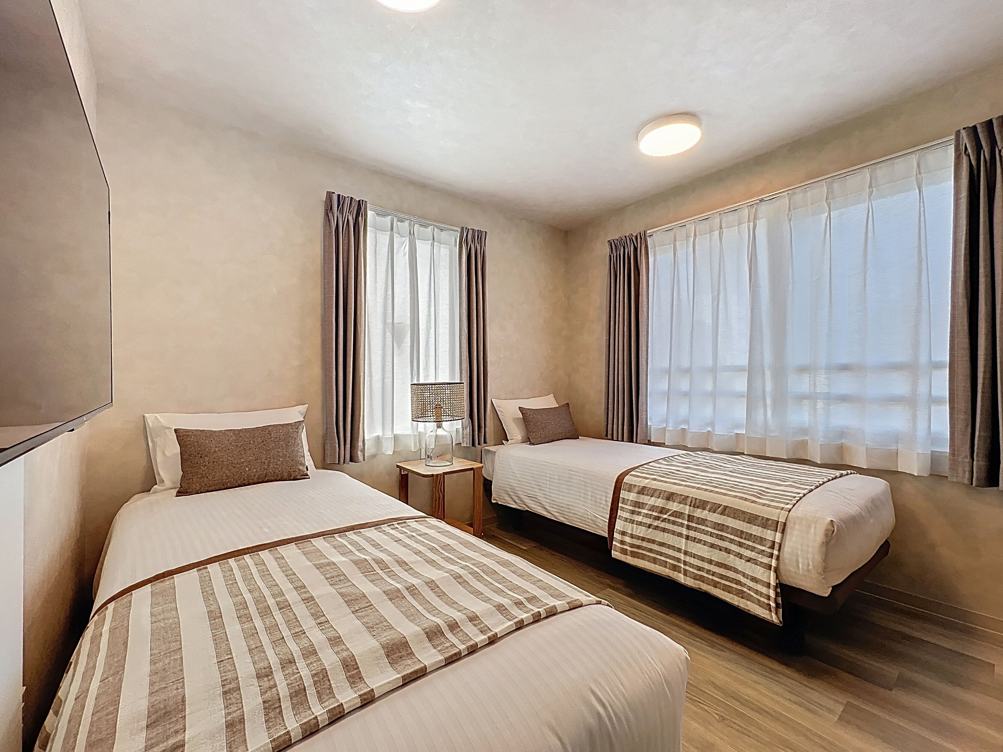 Habitación con 2 camas individuales | Cortinas blackout y wifi gratis 