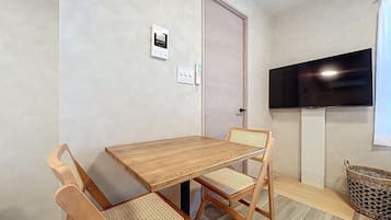 Triple Room | Blackout drapes, free WiFi