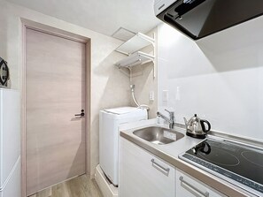 Großer Kühlschrank, Mikrowelle, Herdplatte, Wasserkocher