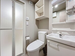 Triple Room | Bathroom | Combined shower/tub, hair dryer, slippers, towels