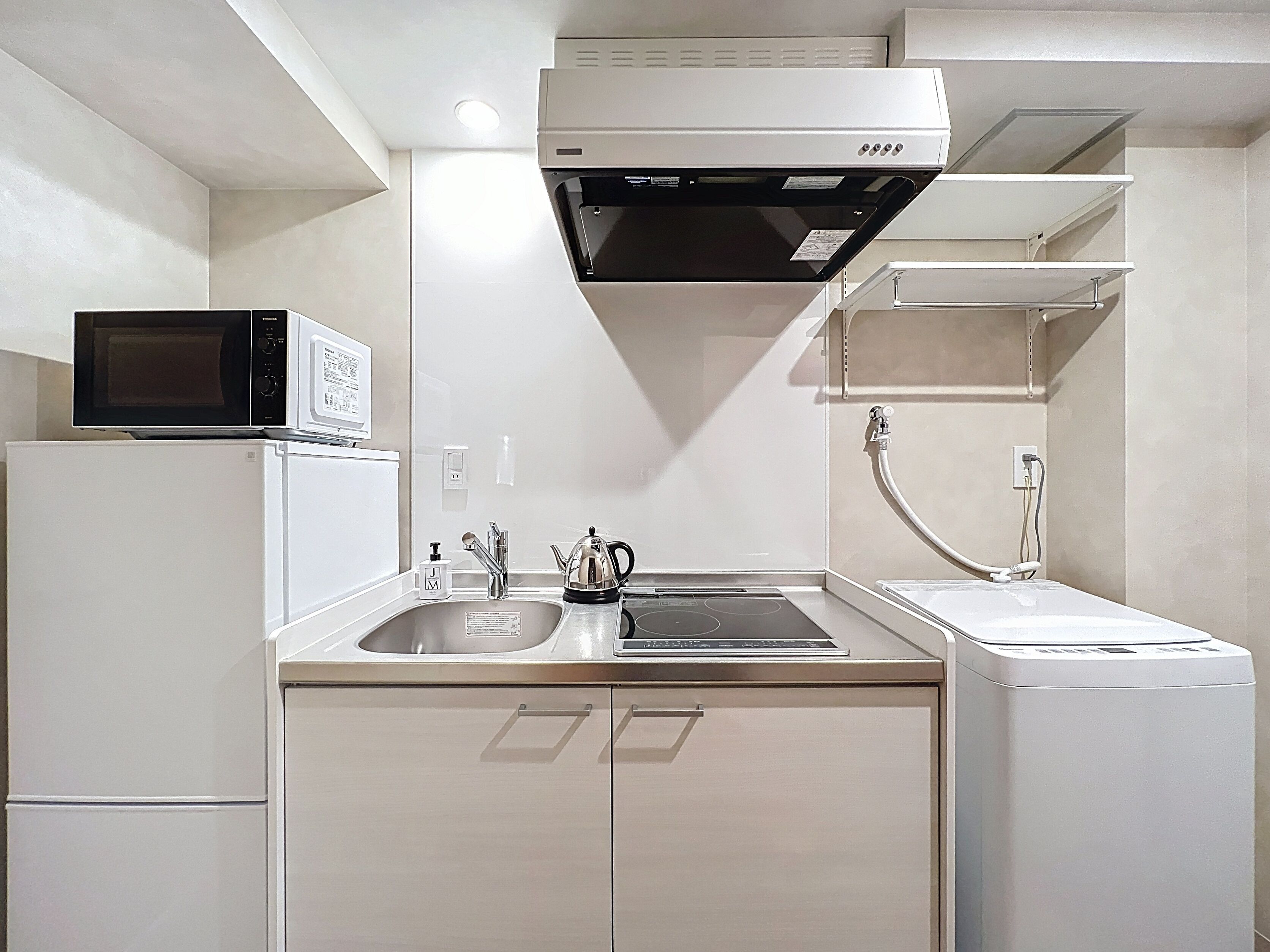 Habitación con 2 camas individuales | Cocina privada | Refrigerador con congelador, microondas y parrilla de estufa 