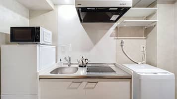 Twin Room | Private kitchen | Full-size fridge, microwave, stovetop, cookware/dishes/utensils