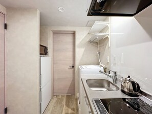 Full-sized fridge, microwave, stovetop, cookware/dishes/utensils - Viento Ikebukuro (Tokyo)