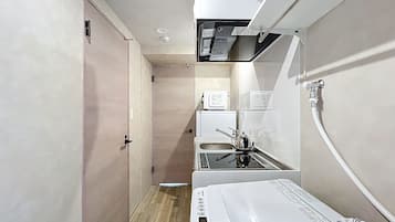 Twin Room | Private kitchen | Full-size fridge, microwave, stovetop, cookware/dishes/utensils