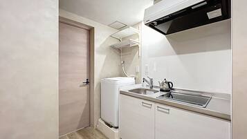 Full-size fridge, microwave, stovetop, cookware/dishes/utensils