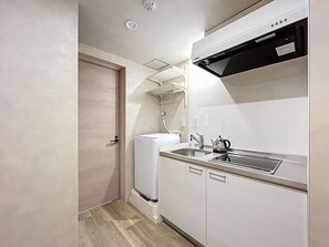 Full-size fridge, microwave, stovetop, cookware/dishes/utensils