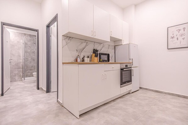 Fridge, microwave, oven, stovetop