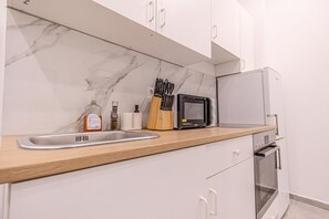 Fridge, microwave, oven, stovetop