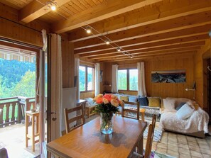 TV, fireplace - Chalet on the edge of town, close to the Balme cable car (La Clusaz)