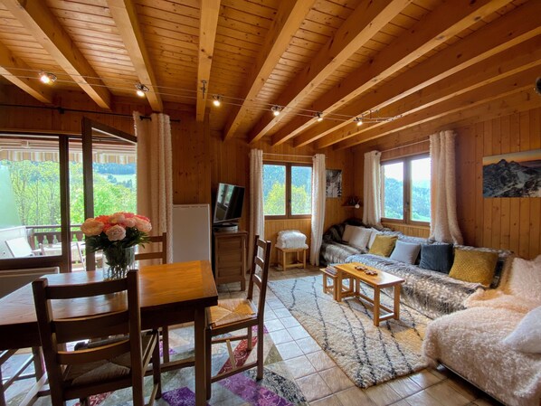 TV, fireplace - Chalet on the edge of town, close to the Balme cable car (La Clusaz)