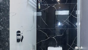 华丽双人房 | 浴室 | 免费洗浴用品、吹风机、肥皂、洗发水