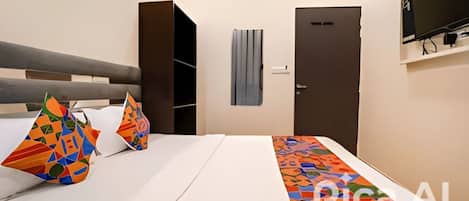 Deluxe Double Room | Bathroom | Free toiletries, hair dryer, soap, shampoo
